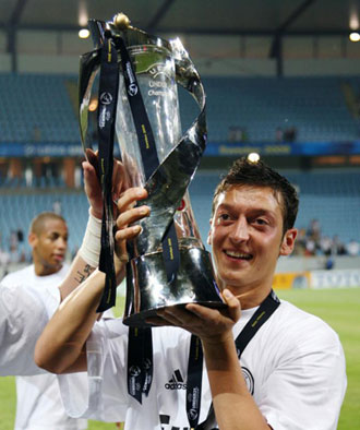 ÖZIL FICHADO